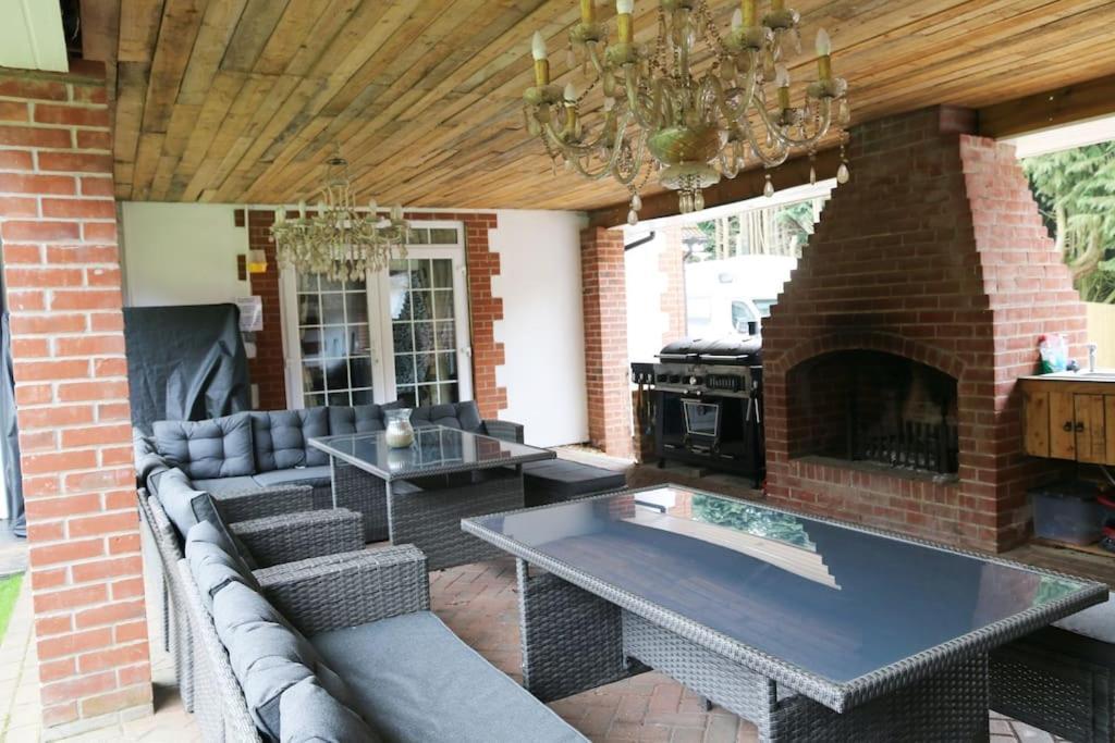 Hen & Stag Retreat Weekend Stay Sleeps 10 To 30 Thetford Exteriör bild