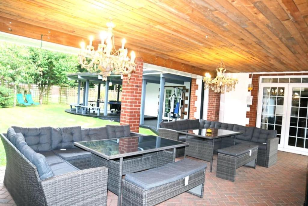 Hen & Stag Retreat Weekend Stay Sleeps 10 To 30 Thetford Exteriör bild