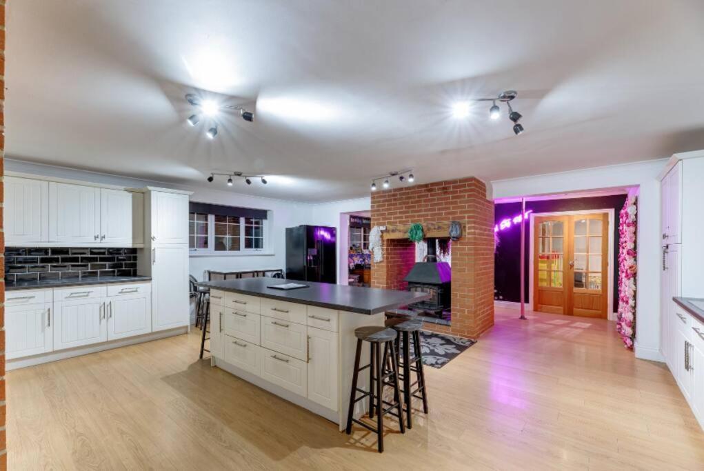 Hen & Stag Retreat Weekend Stay Sleeps 10 To 30 Thetford Exteriör bild