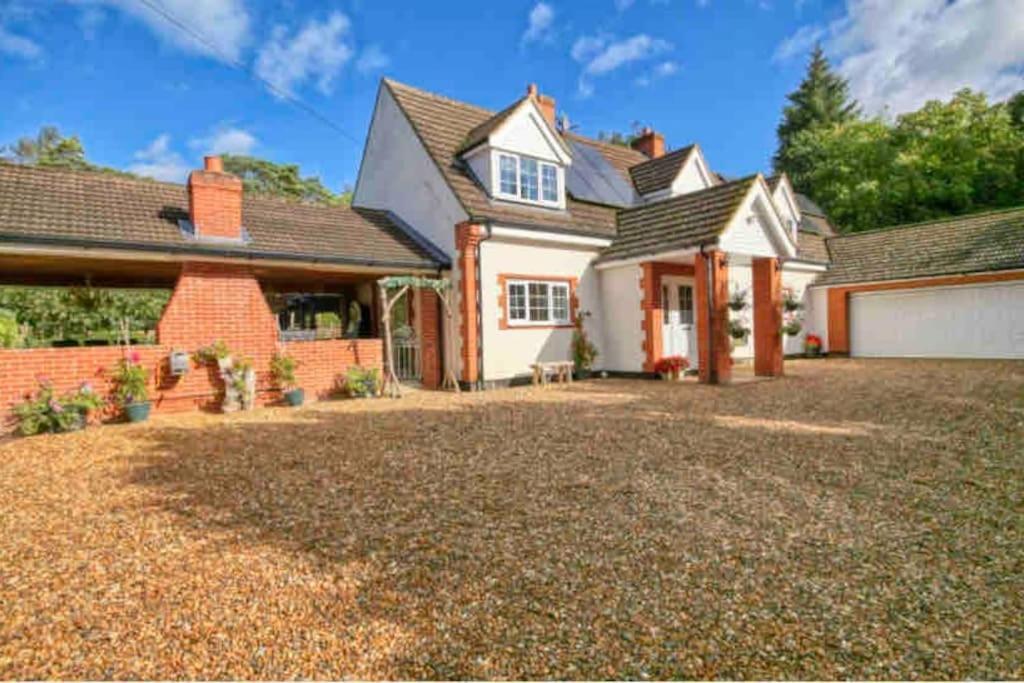 Hen & Stag Retreat Weekend Stay Sleeps 10 To 30 Thetford Exteriör bild