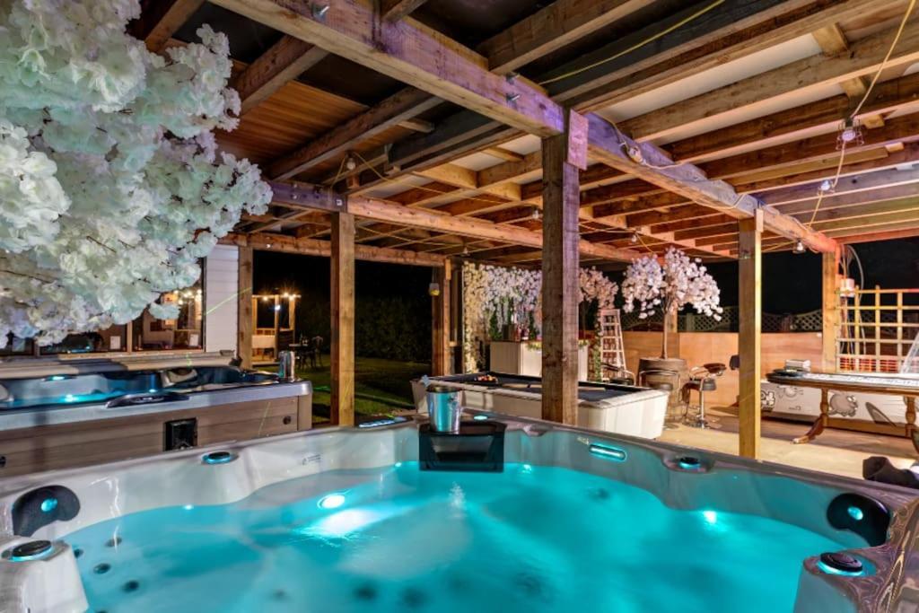 Hen & Stag Retreat Weekend Stay Sleeps 10 To 30 Thetford Exteriör bild