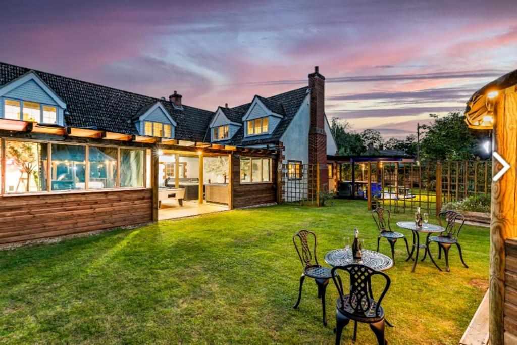 Hen & Stag Retreat Weekend Stay Sleeps 10 To 30 Thetford Exteriör bild